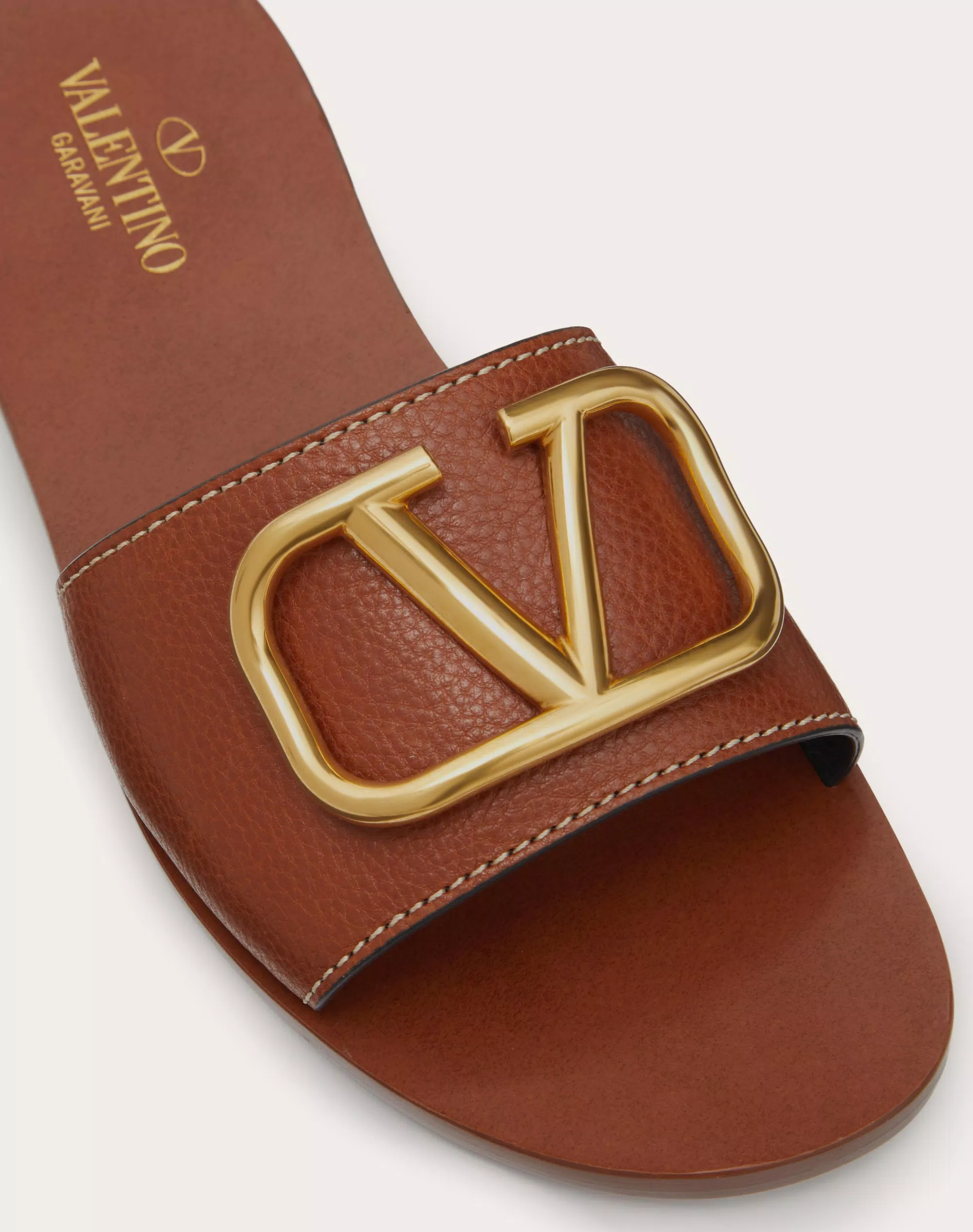 VLOGO SIGNATURE SLIDE SANDAL IN GRAINY COWHIDE WITH ACCESSORY